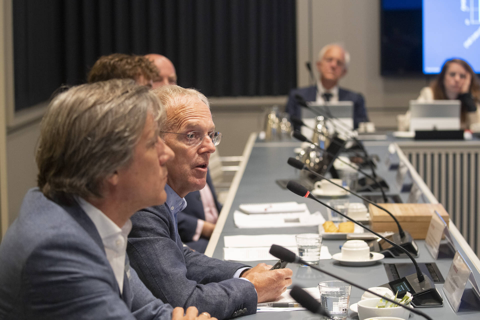 Foto van de deskundigenbijeenkomst in een commissiekamer 