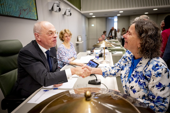 Minister Faber (rechts) begroet Kamervoorzitter Bruijn (links)