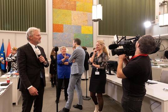 De persvoorlichter van de Eerste Kamer aan het werk