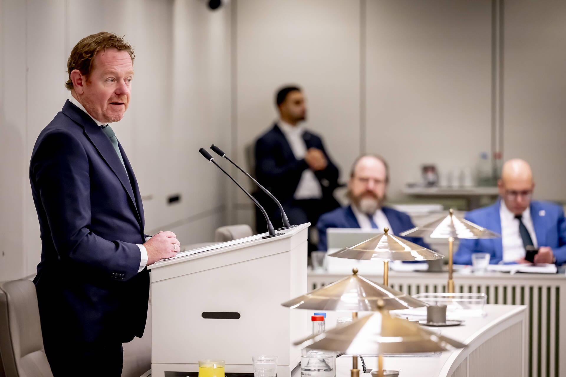 Demissionair minister Van Weel tijdens het debat op 4 november 2025