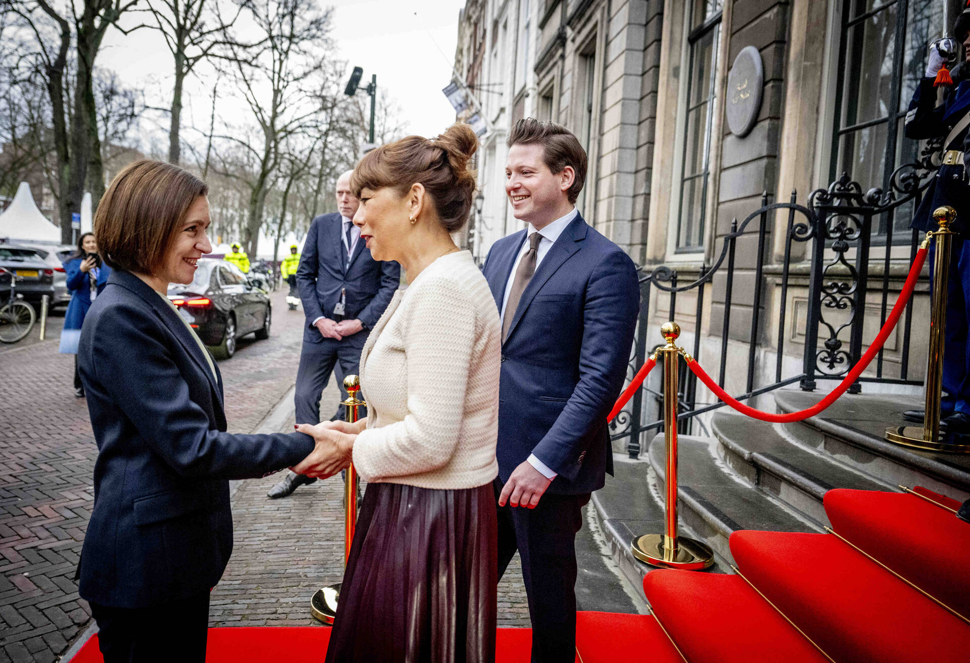 Eerste Kamervoorzitter Mei Li Vos schudt de hand van Maia Sandu, president van Moldavië