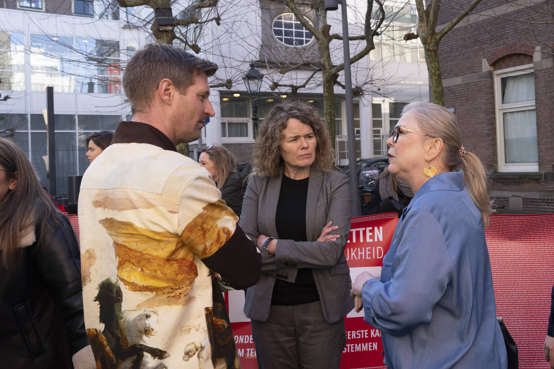 Commissieleden Visseren-Hamakers en Van Toorenburg in gesprek met directeur Public Affairs van Vluchtelingenwerk Sjoerd Warmerdam