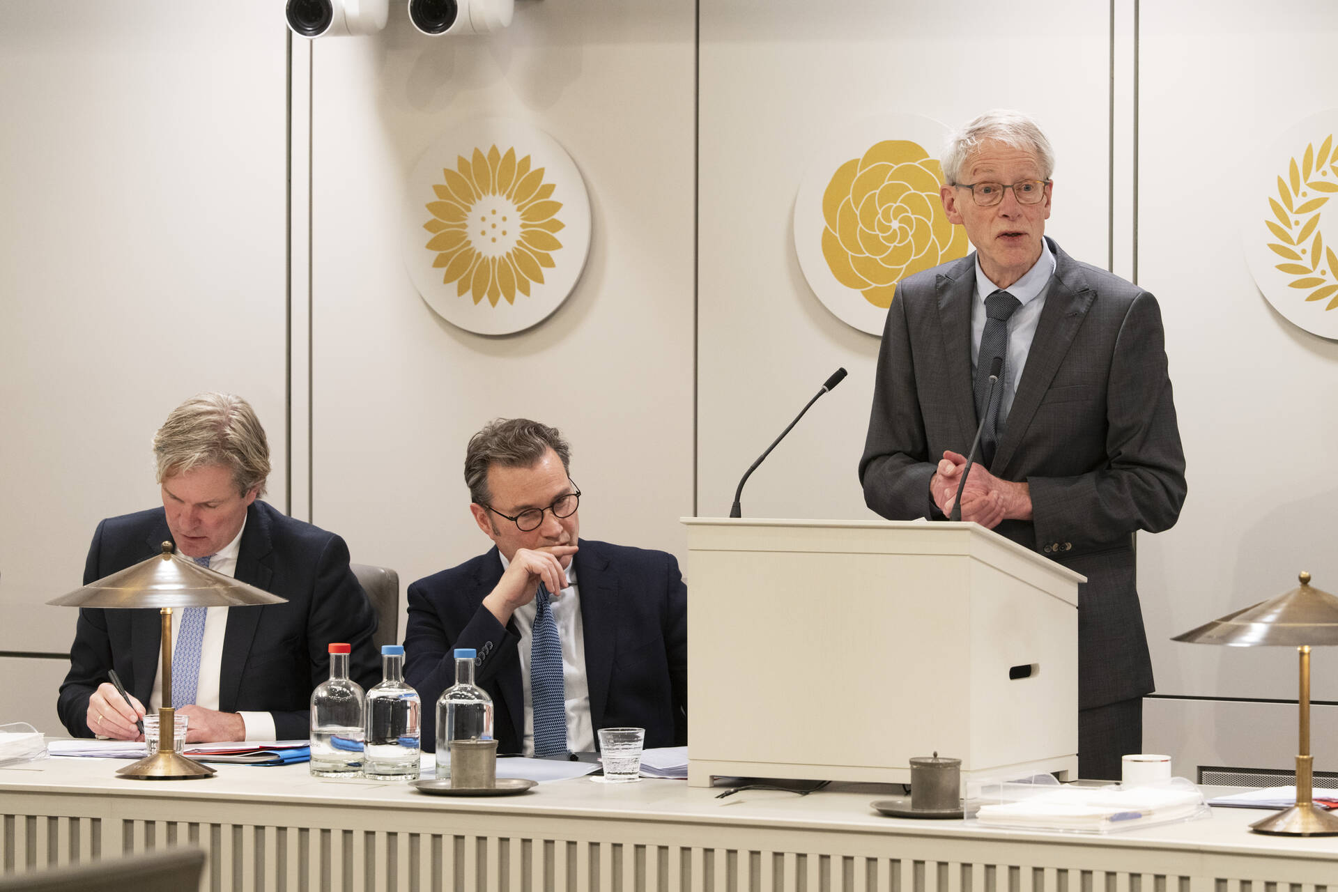 Regeringscommissaris Knigge tijdens het debat op 10 februari 2026