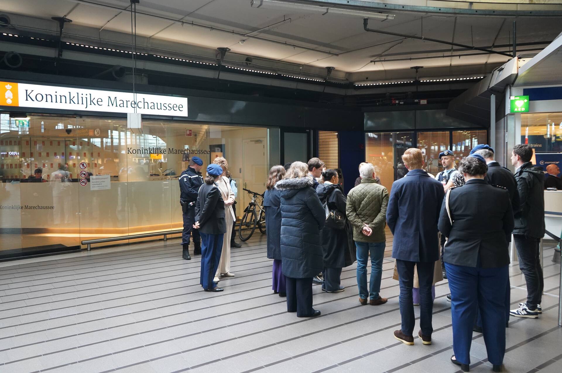 Kamerleden bezoeken Koninklijke Marechaussee op Schiphol 