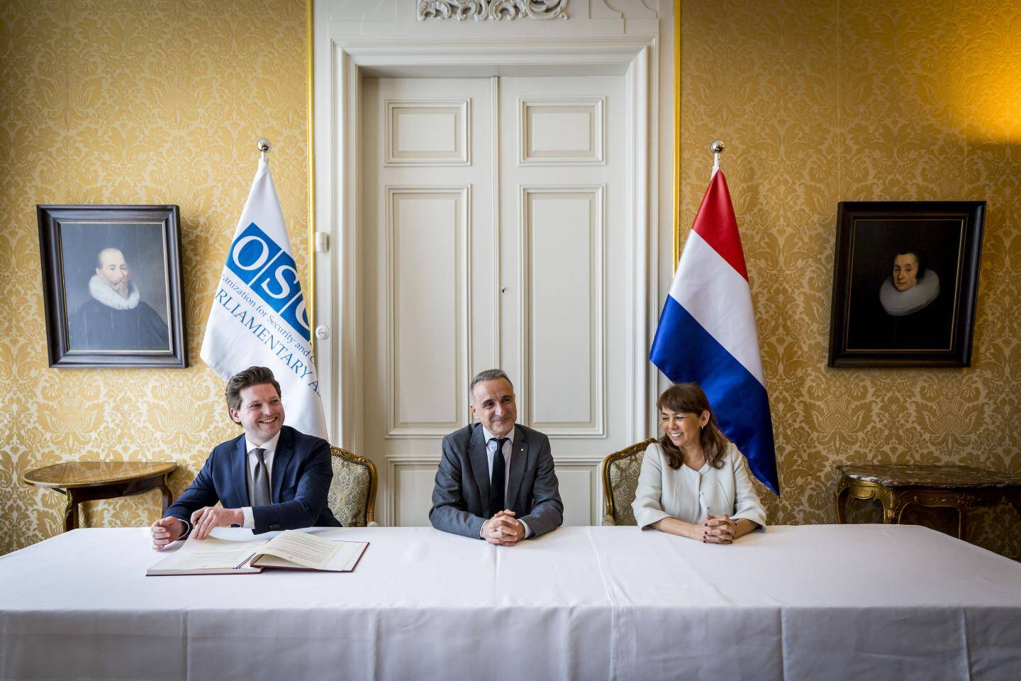 Kamervoorzitters en OVSE PA-voorzitter tekenen de overeenkomst