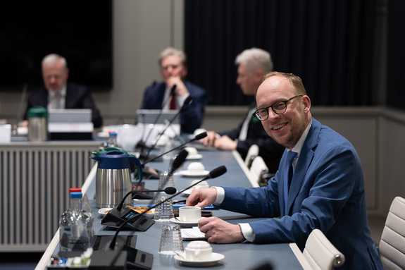 Staatssecretaris Eerenburg van Financiën tijdens zijn eerste optreden in de Eerste Kamer