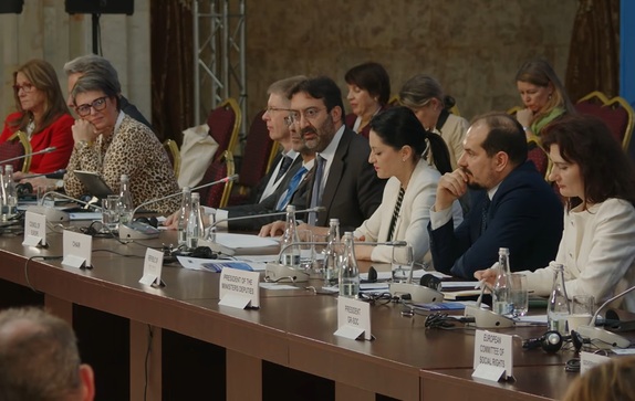 Vergadertafel met luisterende mensen