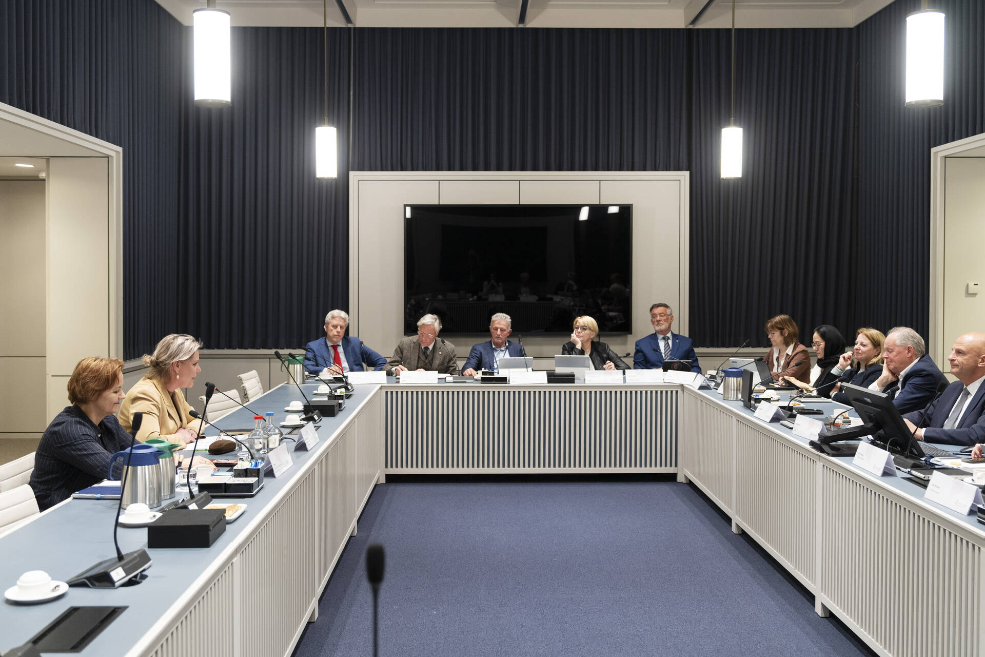 De commissie voor Onderwijs, Cultuur en Wetenschap maakt kennis met de nieuwe bewindspersonen