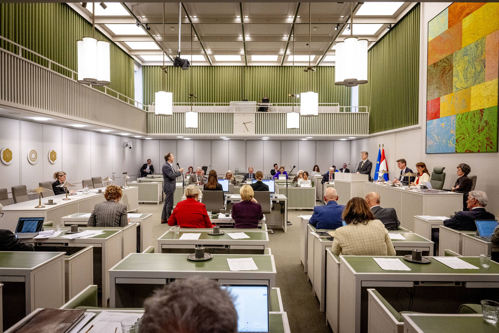 Foto van de vergaderzaal van de Eerste Kamer met mensen in debat