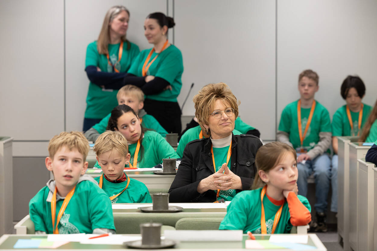 Basisschoolleerlingen debatteren in de Eerste Kamer.