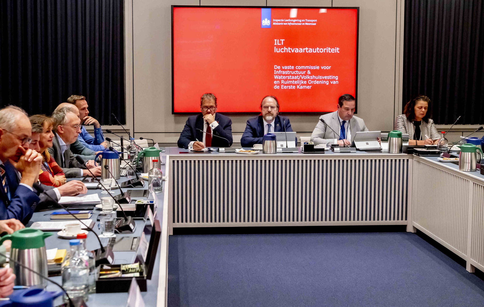 Senatoren luisteren naar de deskundigen