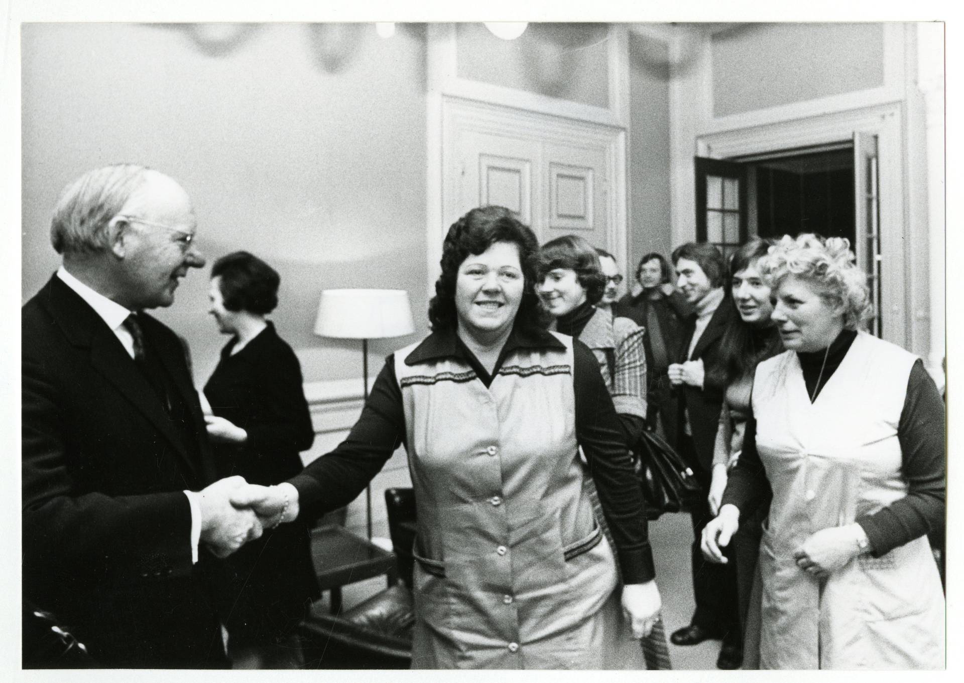 Leden van de huishoudelijke dienst wensen de voorzitter van de Tweede Kamer, dr. A. Vondeling, een gelukkig nieuwjaar tijdens de nieuwjaarsreceptie in de Tweede Kamer op 5 januari 1976. Foto: D. Coersen, ANP.