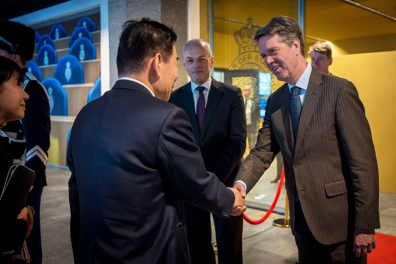 Foto van Jan Anthonie Bruijn, Kim Jin-pyo en Martin Bosma in de Tweede Kamer