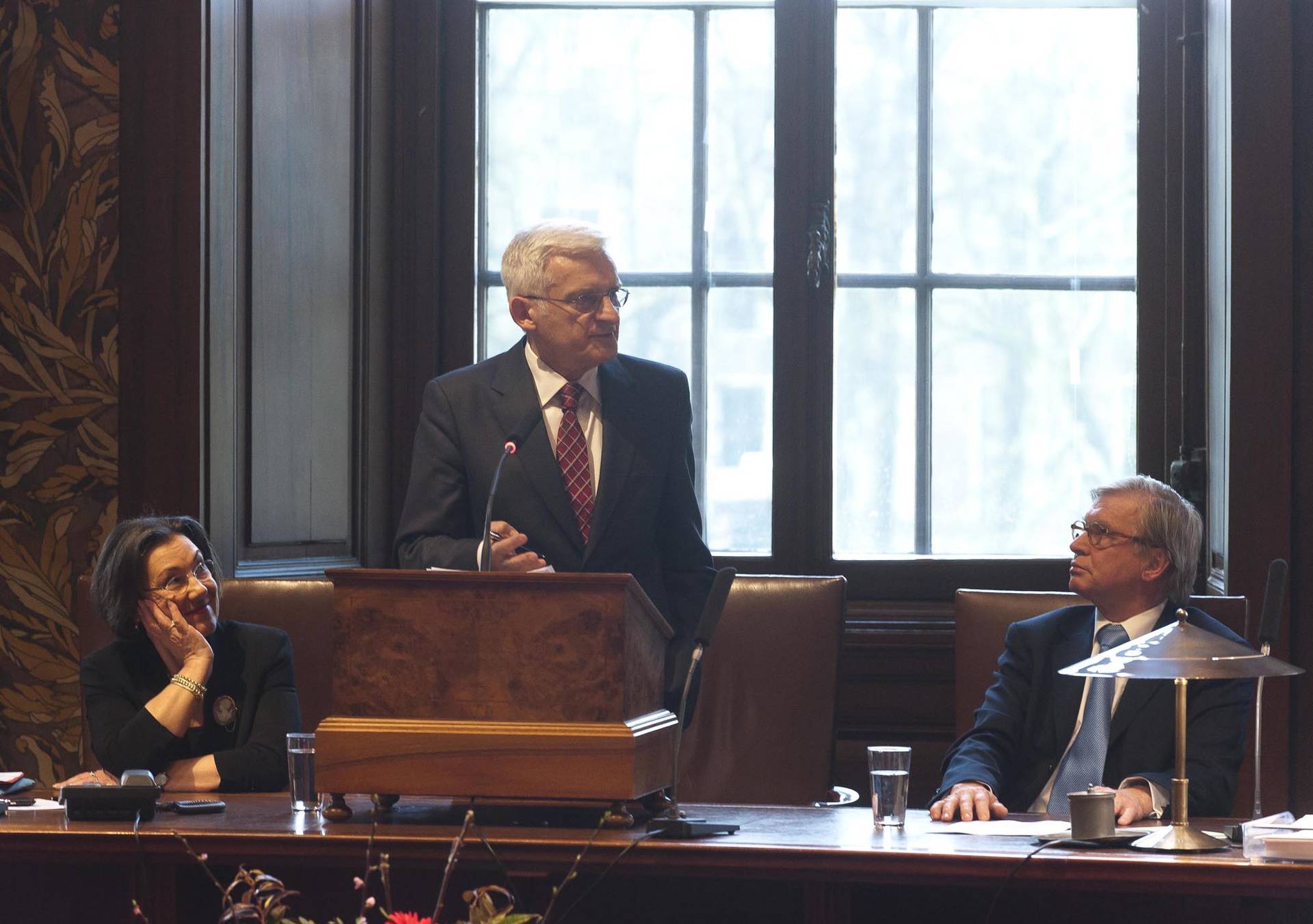 Ontmoeting Buzek met leden van de Eerste en Tweede Kamer in de plenaire zaal van de Eerste Kamer