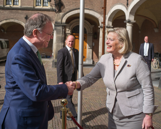 Begroeting van de heer Weil op de rode loper door Eerste Kamervoorzitter