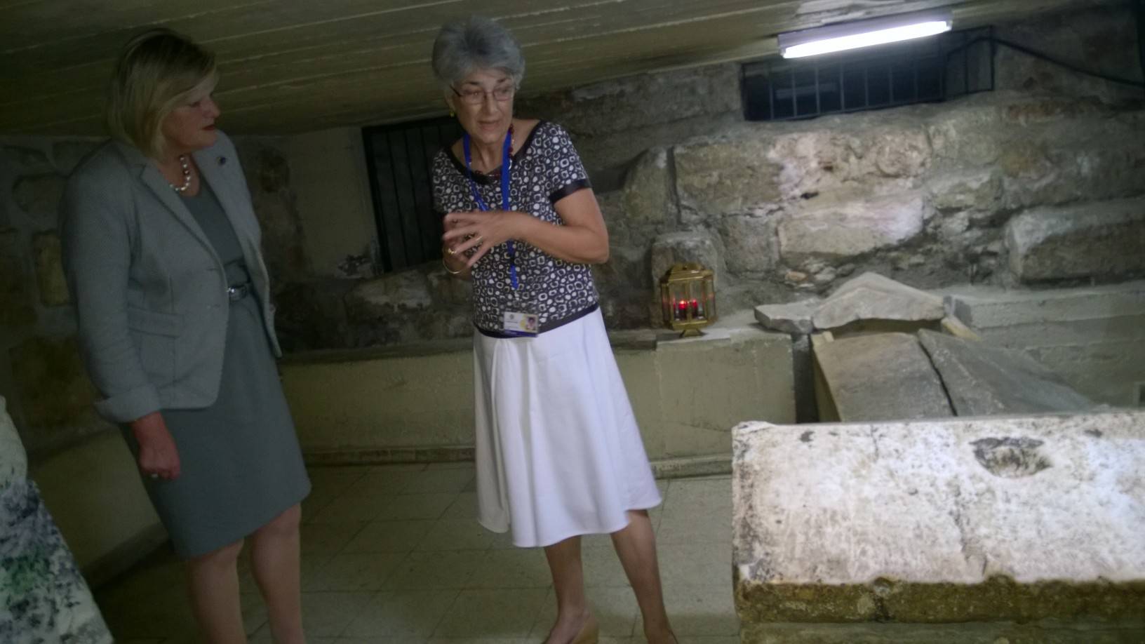 Voorzitter Eerste Kamer bij tombe St. Lazarus