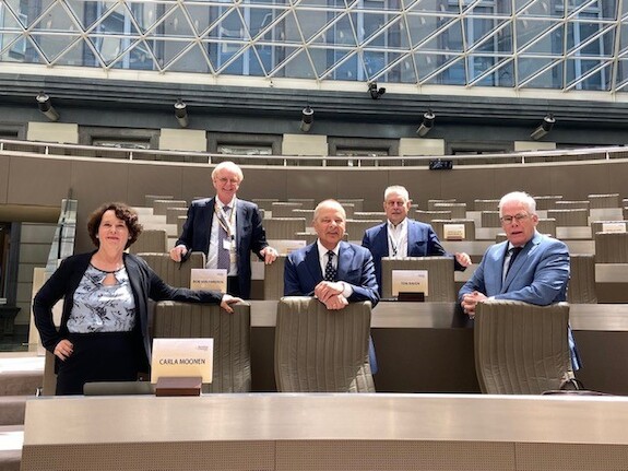 Vijf Eerste Kamerleden waren in Brussel, Alexander van Hattem (PVV) nam via videoverbinding deel aan het Beneluxparlement