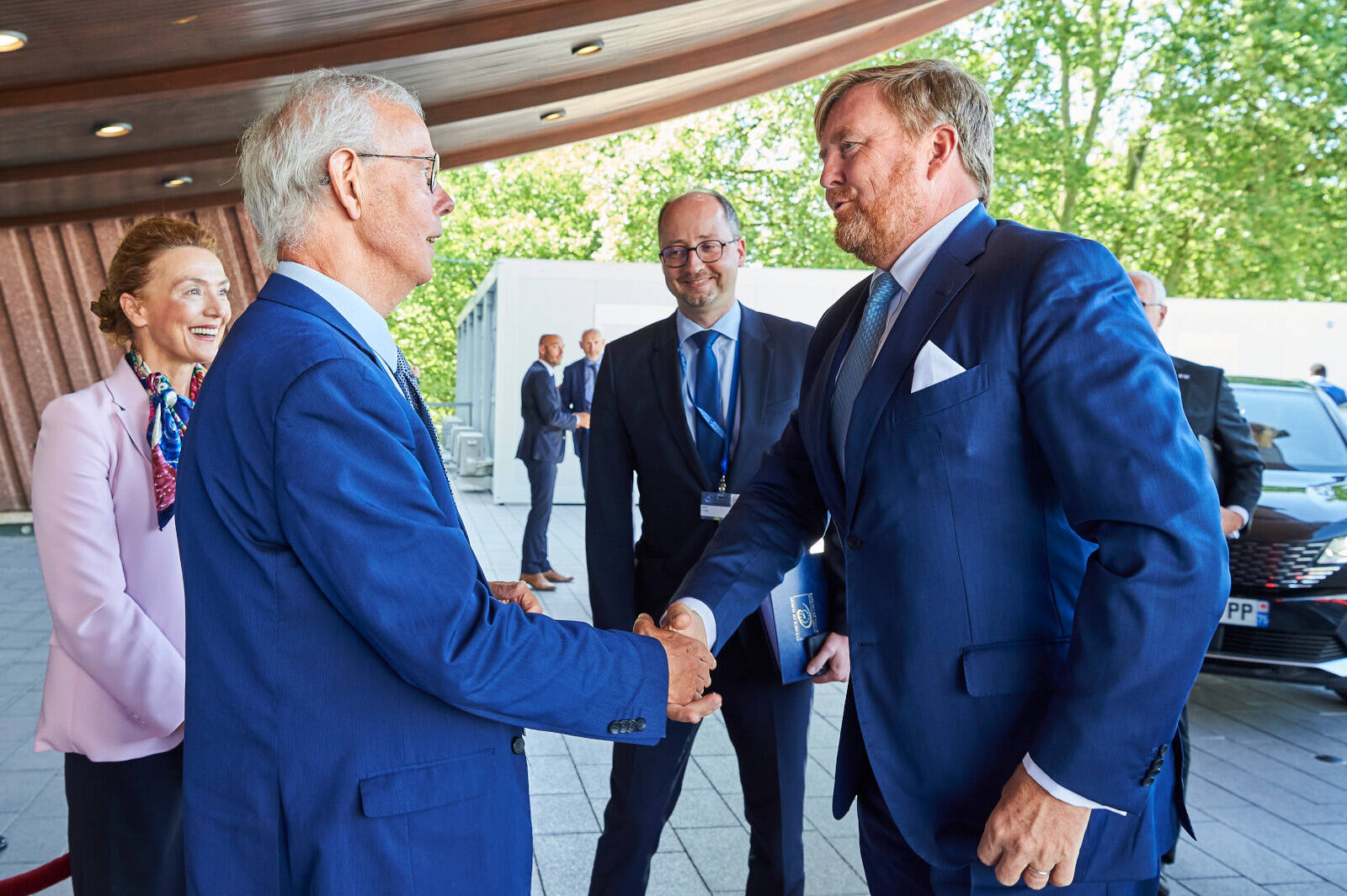 Tiny Kox, President van de Assemblee en senator ontvangt Koning Willem-Alexander.