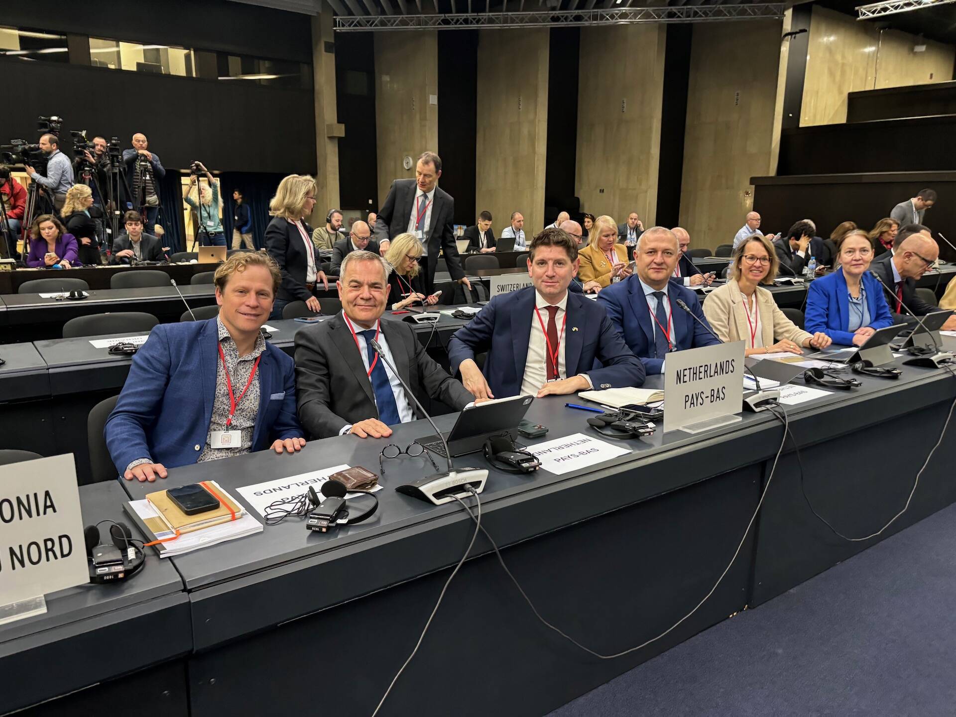 Foto van de Nederlandse delegatie in de plenaire zaal 