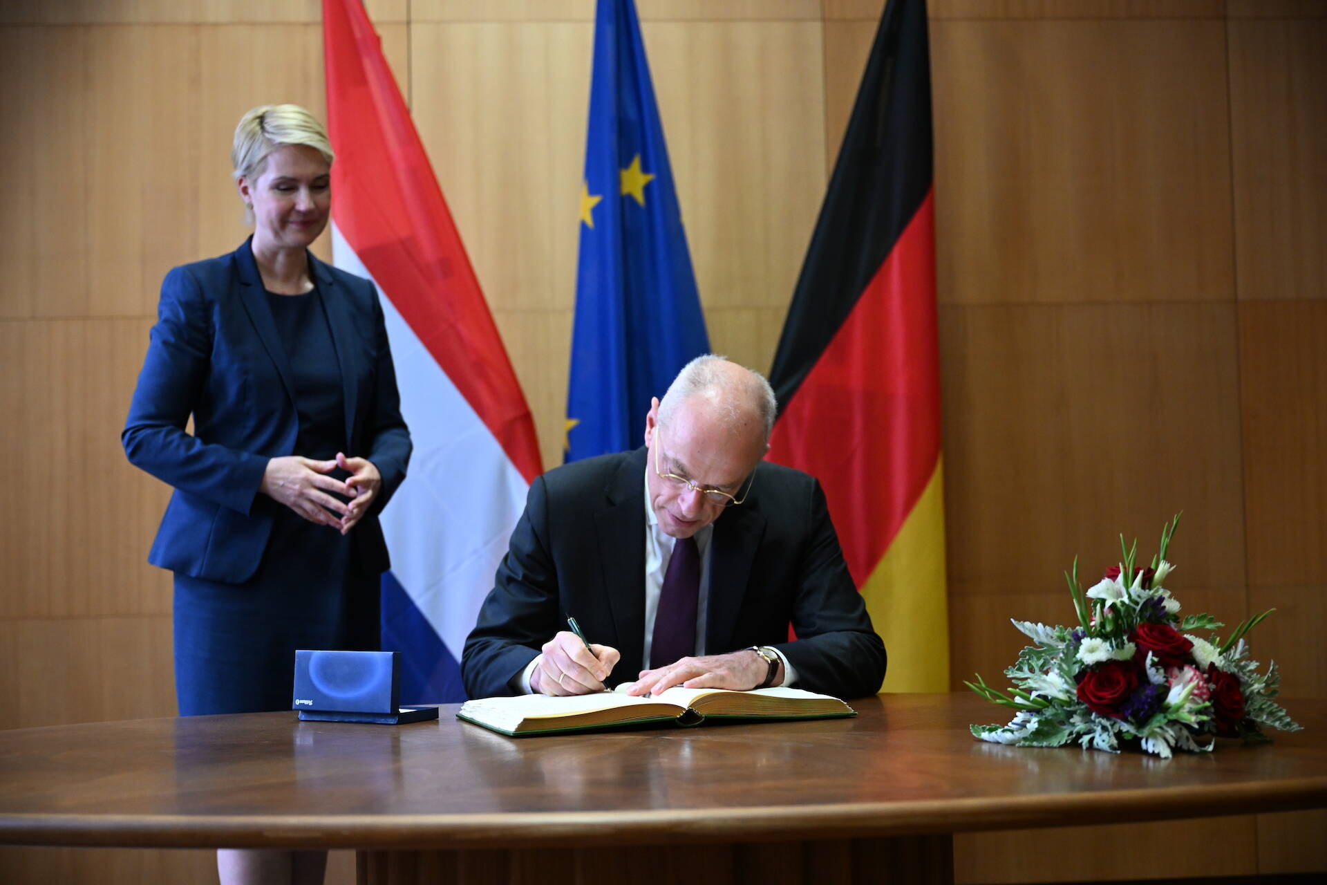 Eerste Kamervoorzitter Jan Anthonie Bruijn tekent het gastenboek in het bijzijn van Manuela Schwesig.